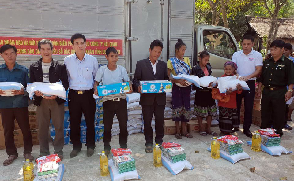 Đoàn công tác trao quà cho đồng bào
