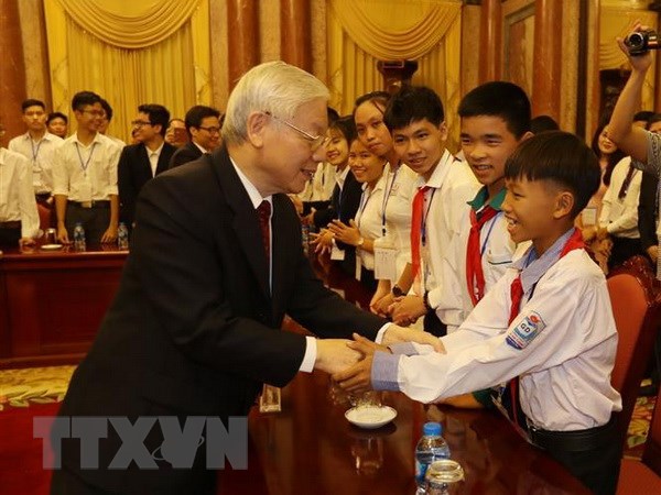  Tổng Bí thư, Chủ tịch nước Nguyễn Phú Trọng với các học sinh, sinh viên tiêu biểu, xuất sắc. (Ảnh: Trí Dũng/TTXVN)