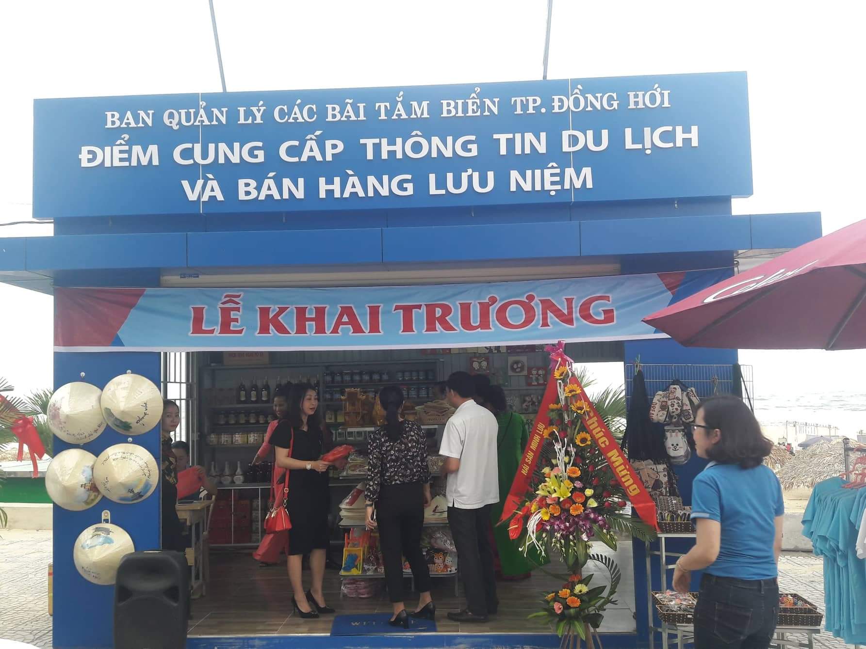 Điểm bán hàng lưu niệm và cung cấp thông tin phục vụ khách du lịch tại bãi tắm biển Nhật Lệ 1.