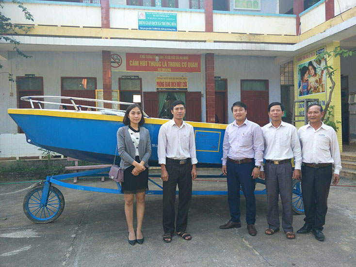 Đại diện Hội AEPD trao tặng ca nô cho xã Trọng Hóa