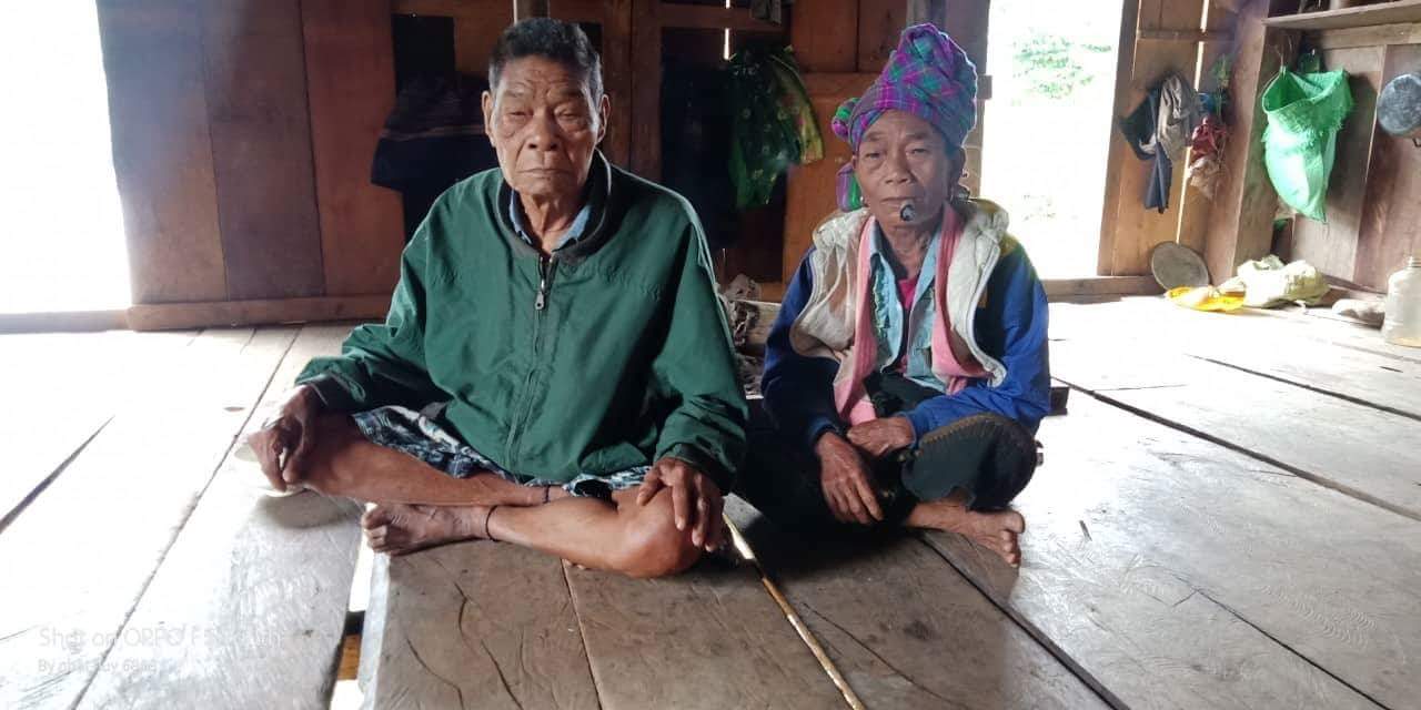Vợ chồng ông Hồ Mútở bản Lòm, xã Trọng Hóa, người có hơn nữa thế kỷ  chăm nom cột mốc 