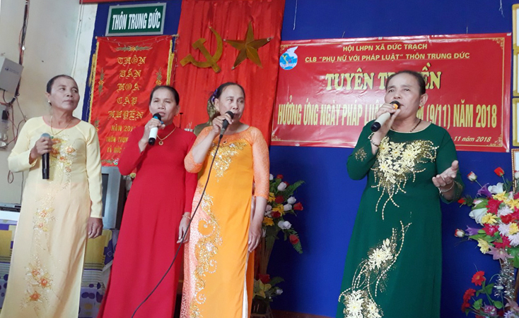 Thông qua hình thức sân khấu hóa, chị em được tuyên truyền về công tác bảo vệ môi trường, phòng chống tệ nạn ma túy và bảo đảm an toàn giao thông