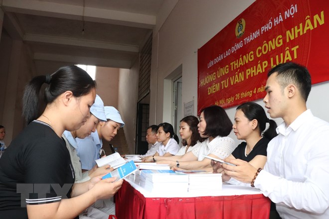 Cán bộ công đoàn tư vấn pháp luật lao động cho công nhân. (Ảnh minh hoạ: Minh Nghĩa/TTXVN)