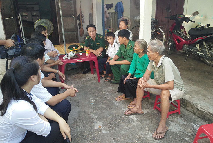 Đồn Biên phòng Nhật Lệ nhận đỡ đầu cho em Phạm Gia Nghĩa. 