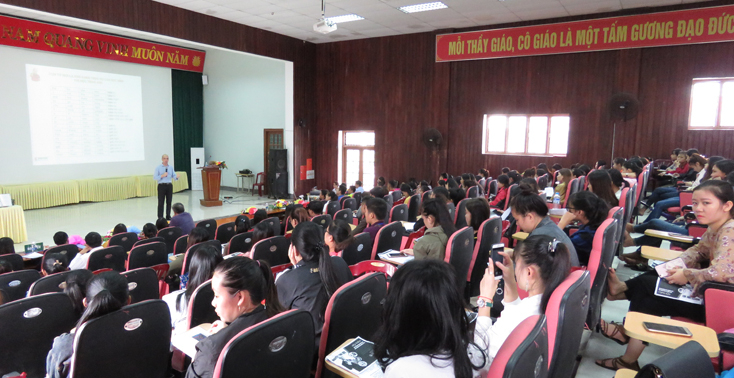 Ông Nguyễn Anh Đức, người được mệnh danh là Phù thuỷ tiếng Anh giao lưu, trao đổi phương pháp học tiếng Anh mới với đoàn viên, thanh niên, học sinh, sinh viên tại Trường đại học Quảng Bình.