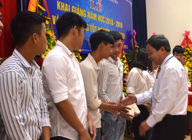 Trao bằng tốt nghiệp cho các học sinh hệ trung cấp khóa 2016-2018.