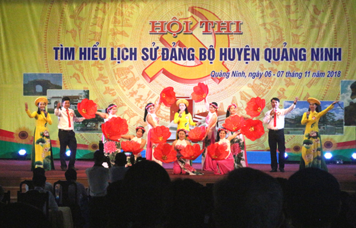 Các đội thi tham gia phần thi chào hỏi.