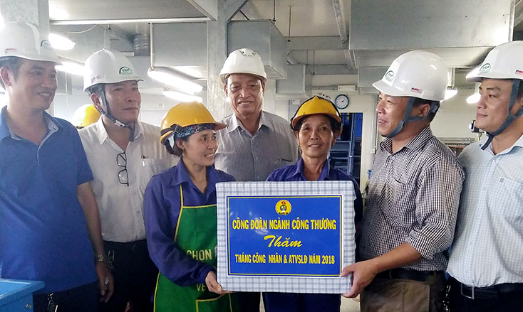 Công đoàn ngành Công thương trao quà hỗ trợ đoàn viên nhân Tháng công nhân và ATVSLĐ năm 2018.