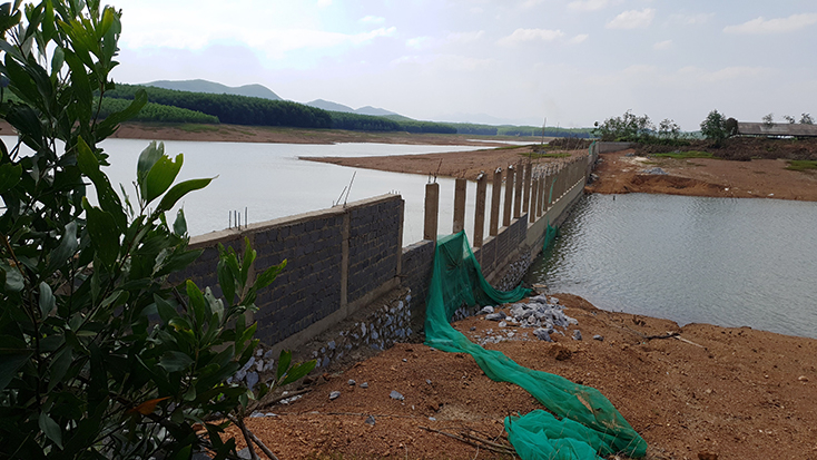 Bức tường ngăn một phần lòng hồ An Mã.