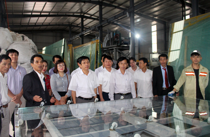 Các đại biểu tham quan mô hình trình diễn kỹ thuật sản xuất kính cường lực.