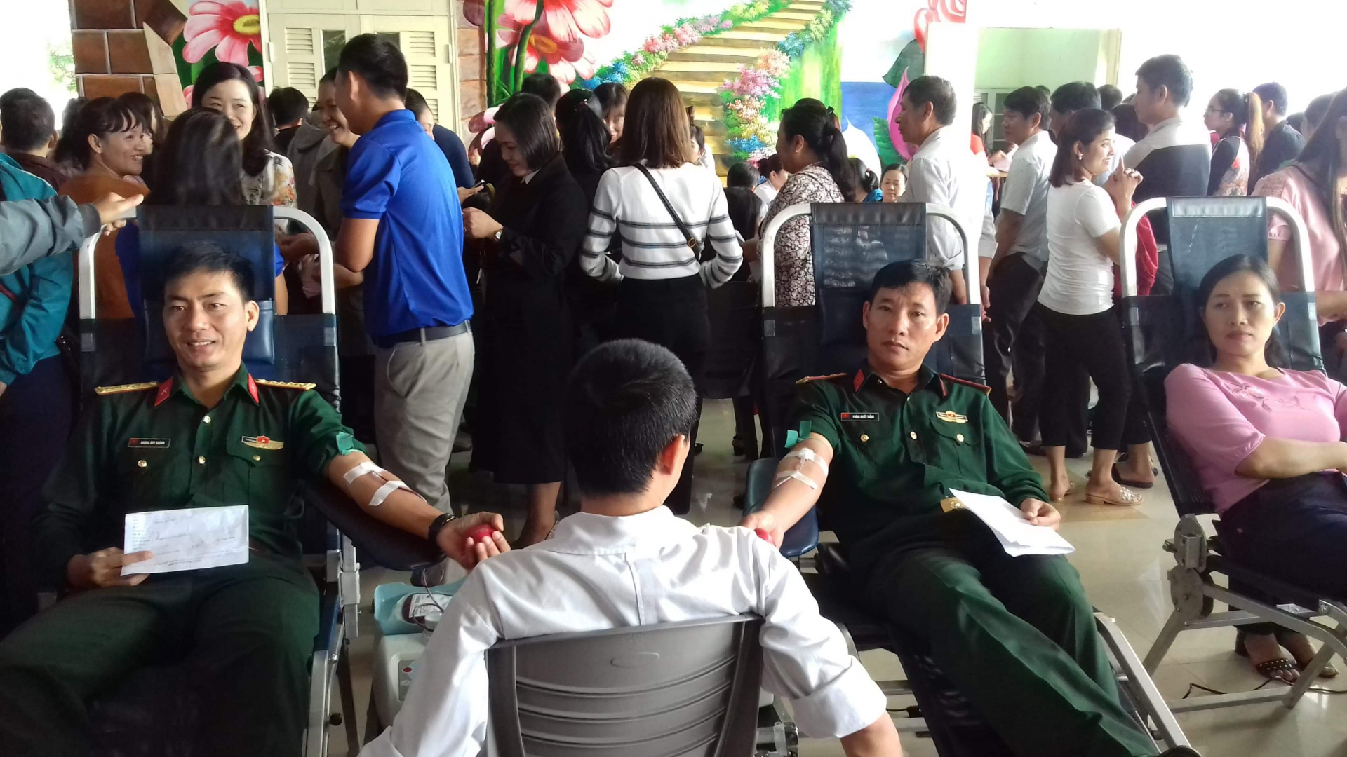 Ngày hội hiến máu tình nguyện đợt 2 năm 2018 đã thu hút gần 800 người tham gia