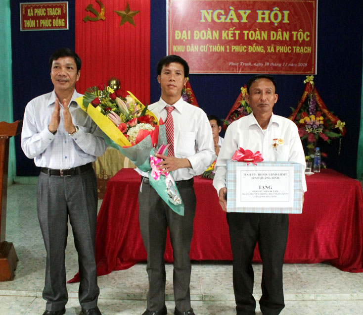 Đồng chí Nguyễn Công Huấn, Uỷ viên Ban Thường vụ Tỉnh ủy, Trưởng ban Dân vận Tỉnh ủy tặng quà cho nhân dân và lãnh đạo thôn 1 Phúc Đồng, xã Phúc Trạch.