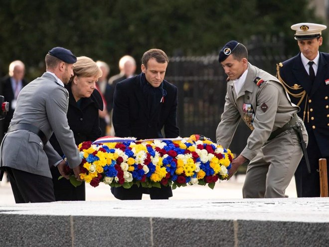 Tổng thống Pháp Emmanuel Macron và Thủ tướng Đức Angela Merkel tham dự buổi lễ tại khu rừng Rethondes. (Nguồn: EPA)
