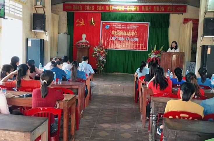 Toàn cảnh khóa đào tạo nghề đan vá lưới cho hội viên phụ nữ.
