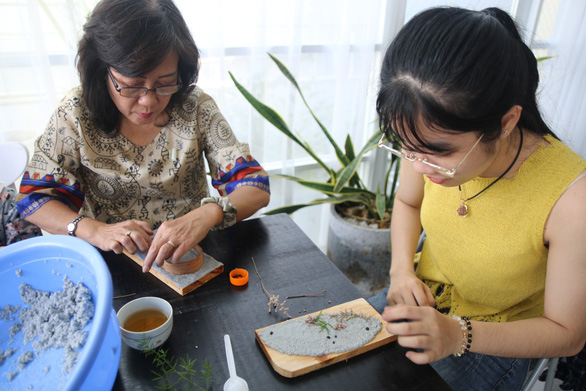 Làm giấy tái chế với dụng cụ, nguyên liệu đơn giản tại nhà - Ảnh: TƯỜNG HÂN