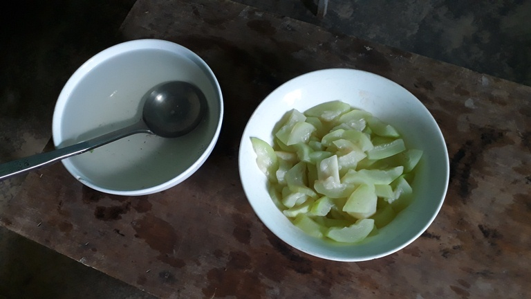 Món canh của các cô giáo, thầy giáo cắm bản ở điểm trường Cha Cáp.