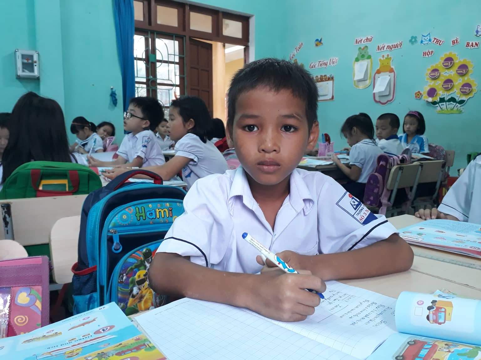 Hồ Dưỡng, cậu bé người Mày ở bản Ka Ai đã được bộ đội biên phòng cứu khỏi hủ tục “mẹ chết chôn theo con” năm 2010 nay đã học lớp 2 ở Trường TH số 3 Nam Lý (Đồng Hới).