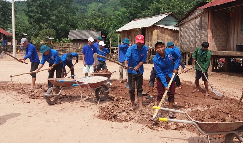 Nguyễn Văn Vinh (thứ 2 bên phải), cậu bé Ma Coong được cứu năm 1995 nay đã trở thành thầy giáo.