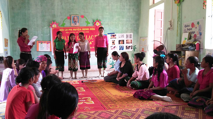 Ra mắt CLB hạn chế hút thuốc lá tại Bản Hưng, xã Trọng Hóa. 