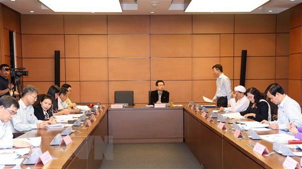 Đại biểu Quốc hội các tỉnh: Kiên Giang, Quảng Trị thảo luận ở tổ. (Ảnh: Phương Hoa/TTXVN)
