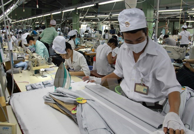 Sản xuất may mặc xuất khẩu. (Ảnh: TTXVN)