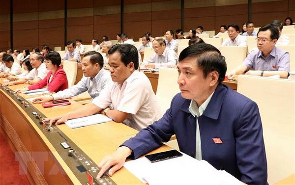 Các đại biểu Quốc hội biểu quyết thông qua Nghị quyết về phân bổ ngân sách trung ương năm 2019. (Ảnh: Văn Điệp/TTXVN)