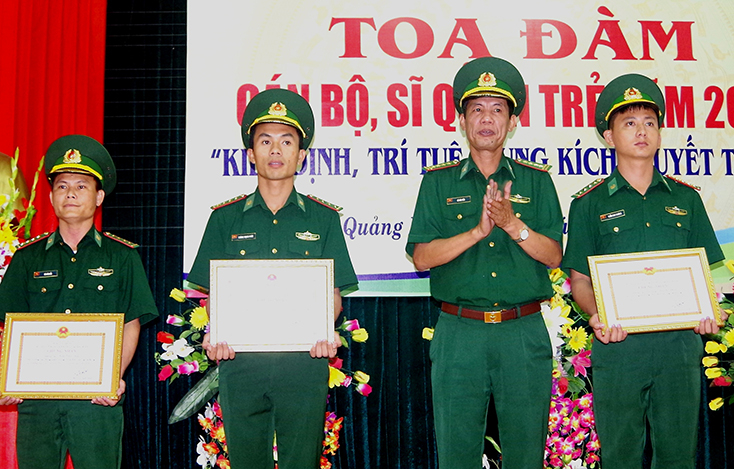 Đại diện lãnh đạo Bộ chỉ huy BĐBP tỉnh biểu dương các cán bộ, sỹ quan trẻ có nhiều thành tích nổi bật năm 2018.