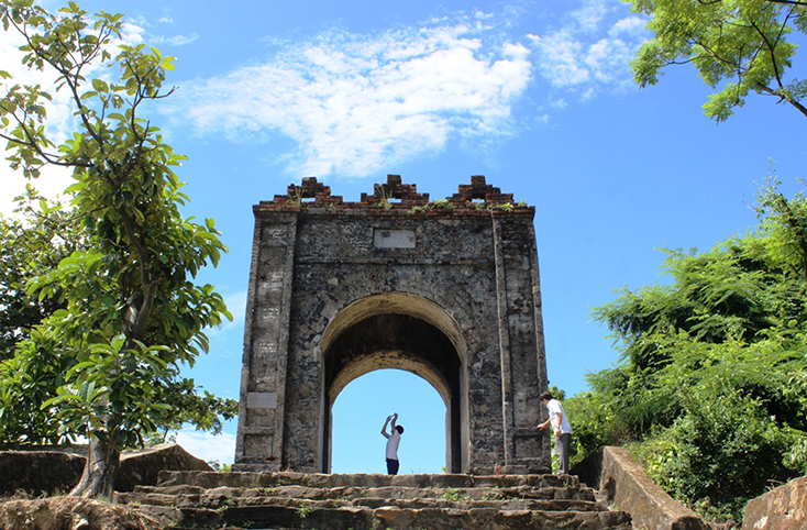 Hoành Sơn quan trên đỉnh đèo Ngang.
