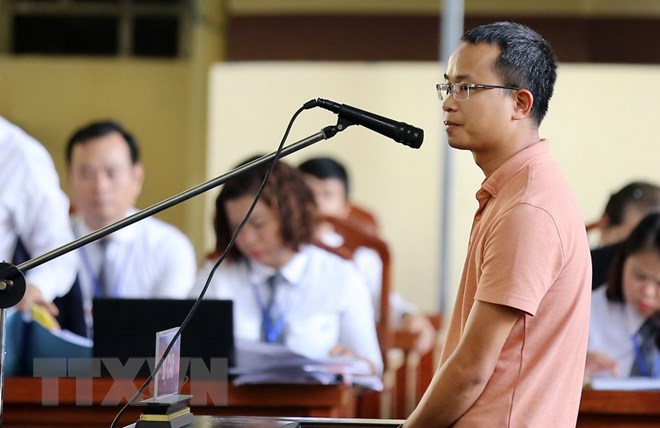 Bị cáo Kim Thanh Thủy, Trưởng phòng Core, Công ty trách nhiệm hữu hạn dịch vụ phát triển đầu tư Nam Việt trả lời trước tòa. (Ảnh: Trung Kiên/TTXVN)