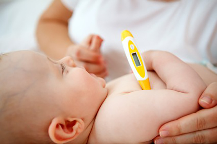 Trẻ dưới 3 tháng tuổi bị sốt hoặc trẻ lớn hơn bị sốt trên 38,5 độ C kéo dài hơn 3 ngày thì cần đưa đến bác sĩ ngay