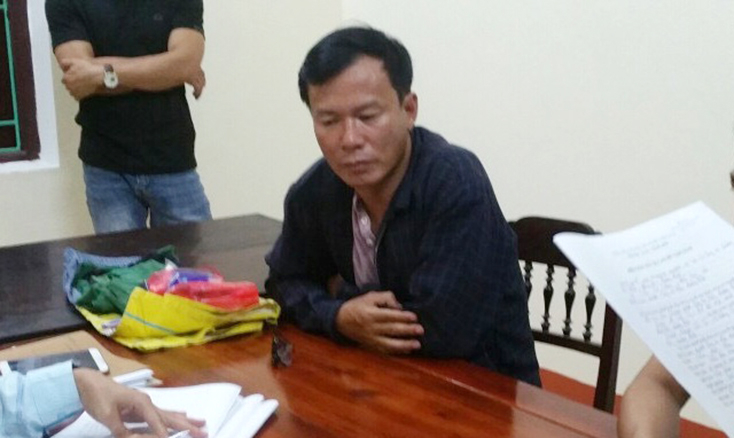 Đối tượng Trần Ngọc Châu (áo đen).