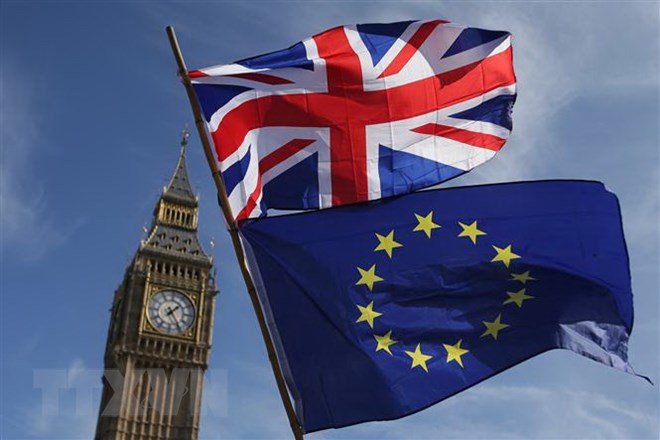 Cờ Anh (phía trên) và cờ EU (phía dưới) tại thủ đô London, Anh. (Ảnh: AFP/TTXVN)