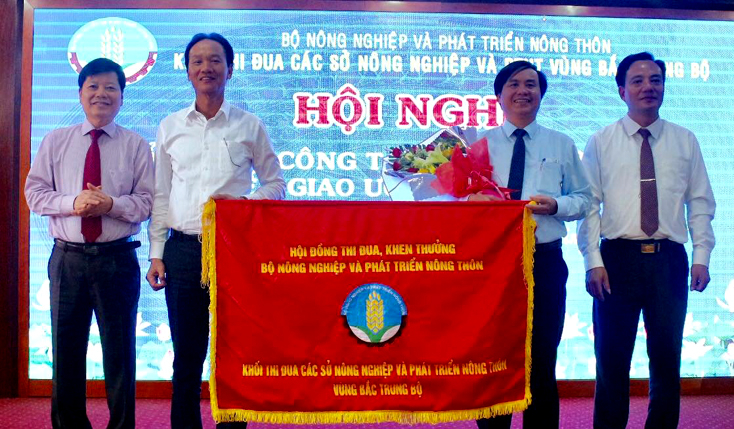 Trao cờ cho các đơn vị dẫn đầu phong trào thi đua.