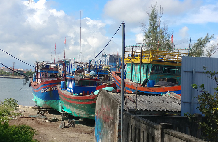 Mặc dù đã bị yêu cầu tạm dừng hoạt động, nhưng cơ sở này vẫn tiếp tục sơn sửa tàu thuyền.  