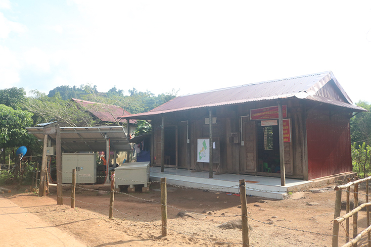 Nhà văn hóa bản PLoang được Trường MN Trường Sơn mượn tạm làm phòng học và nơi ở của các cô giáo cắm bản