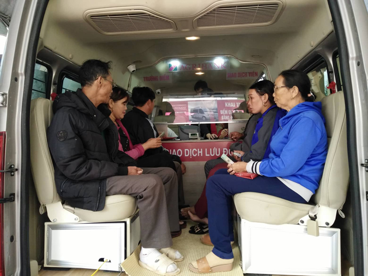 Những khách hàng đầu tiên của Agribank tham gia giao dịch bằng ô tô lưu động chuyên dùng