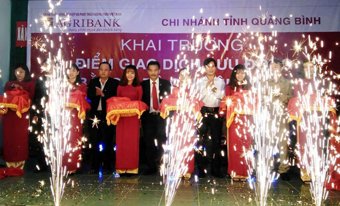 Lễ cắt băng khánh thành điểm giao dịch lưu động bằng ô tô chuyên dùng của Agribank.