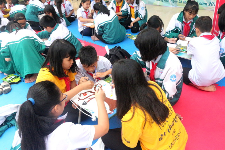 Học sinh tìm hiểu kiến thức về môi trường qua phần thi vẽ trên túi vải.