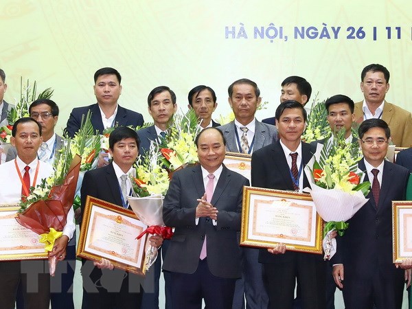 Thủ tướng Nguyễn Xuân Phúc dự Lễ khen thưởng các tập thể và cá nhân có thành tích xuất sắc trong thực hiện Nghị quyết Trung ương 7 (Khoá X) về nông nghiệp, nông dân, nông thôn. Ảnh: Thống Nhất-TTXVN