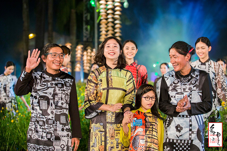 Áo dài kết hợp với hội họa của Le Brothers tại Festival nghề truyền thống Huế năm 2017.