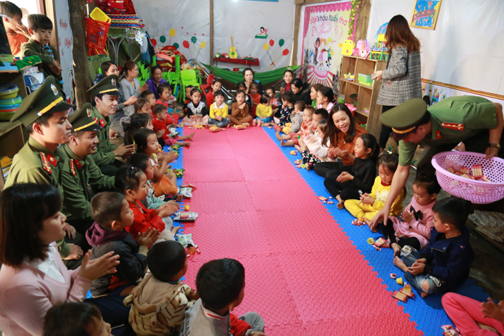 Các cháu mầm non từ nay được học và chơi ấm áp hơn nhờ tấm lòng sẻ chia của cộng đồng.