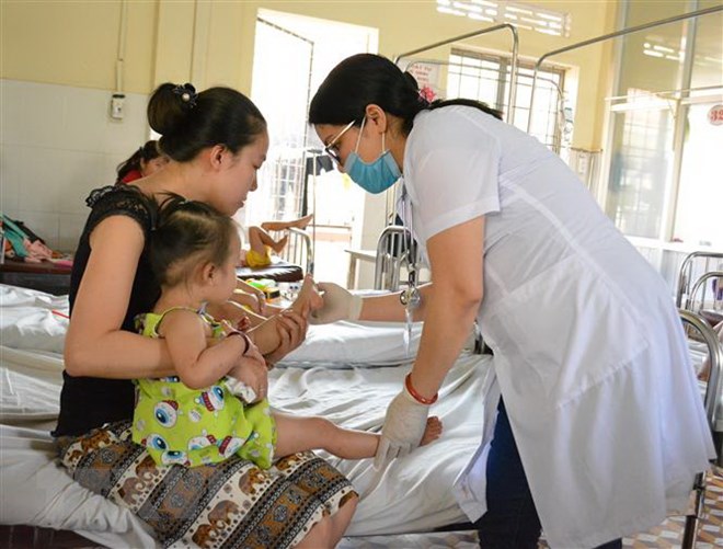  Điều trị cho trẻ em mắc bệnh truyền nhiễm. (Ảnh: Tuấn Anh/TTXVN)