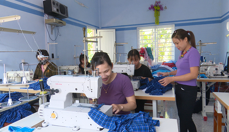Xưởng may của chị Nguyễn Ngọc Lan hiện đang thuê 20 lao động với mức lương trung bình từ 4-5 triệu đồng/người/tháng.