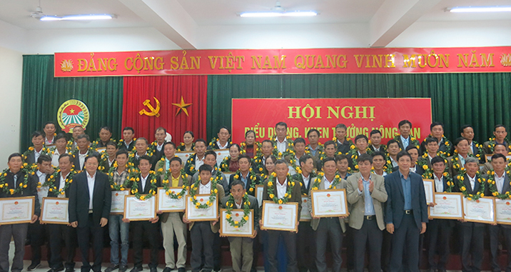 Các đồng chí lãnh đạo tỉnh trao thưởng cho các nông dân tiêu biểu.