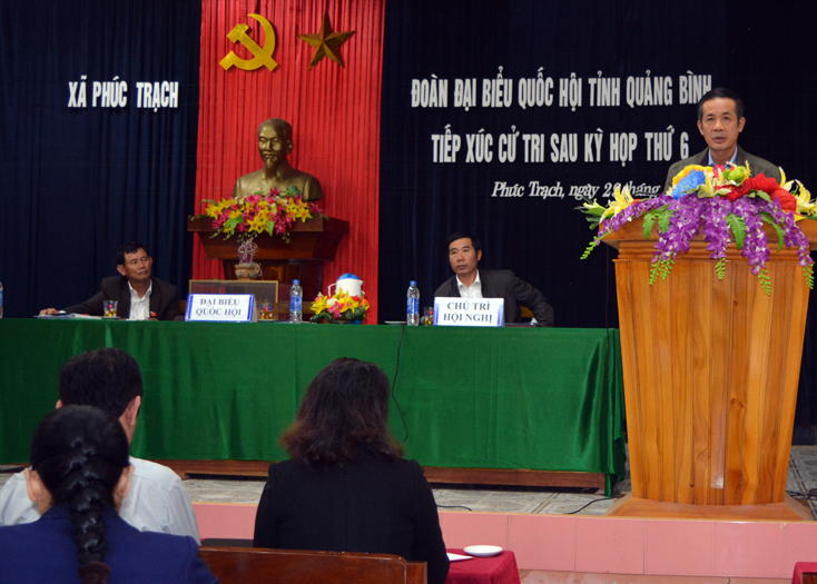 Đồng chí Trần Công Thuật, Phó Bí thư Thường trực Tỉnh ủy, Trưởng đoàn ĐBQH tỉnh tiếp thu và giải trình những kiến nghị của cử tri.