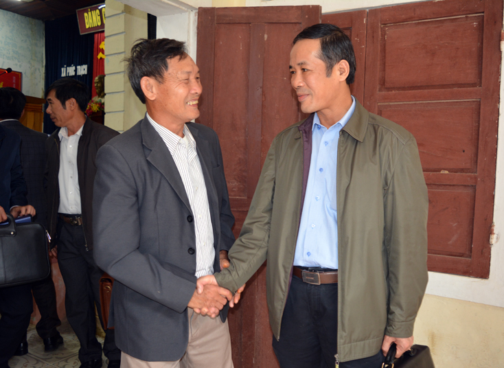 Đồng chí Trần Công Thuật, Phó Bí thư Thường trực Tỉnh ủy, Trưởng Đoàn ĐBQH tỉnh chuyện trò với cử tri.