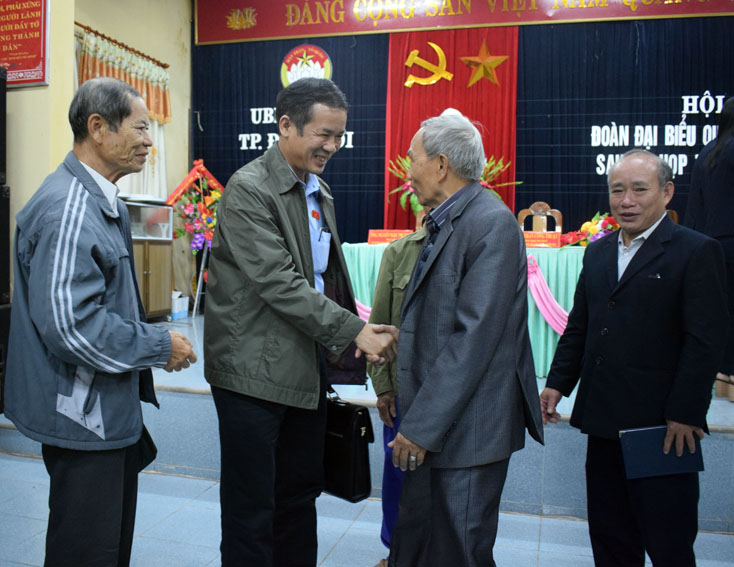 Đồng chí Trần Công Thuật, Phó Bí thư Thường trực Tỉnh ủy, Trưởng Đoàn đại biểu Quốc hội tỉnh tiếp xúc với cử tri TP. Đồng Hới tại phường Bắc Nghĩa sau kỳ họp thứ 6, Quốc hội khóa XIV.