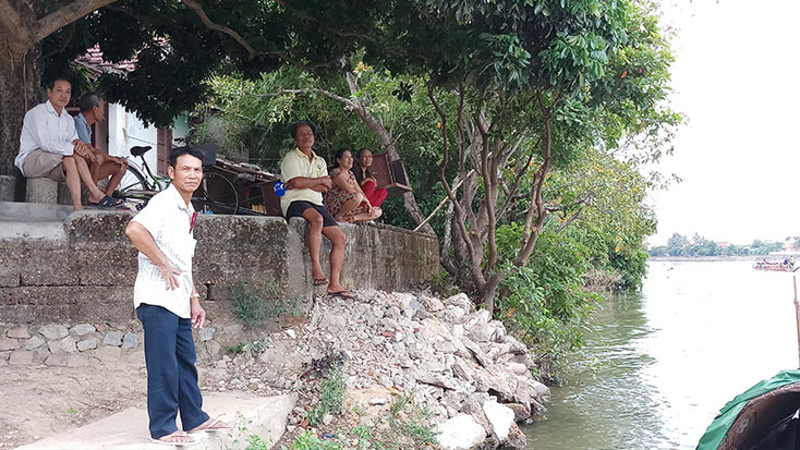Để ngăn tình trạng sạt lở, một số hộ dân đã đổ thêm đất, cát ở dưới chân nền của sân nhà.