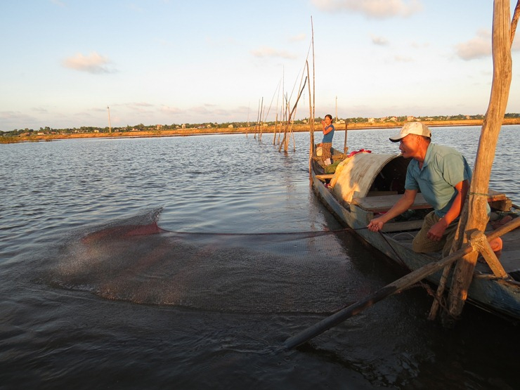 Nghề đóng đấy trên phá Hạc Hải đã giúp gia đình ông  ông Nguyễn Văn Tá nuôi 4 đứa con ăn học trong hơn 30 năm qua