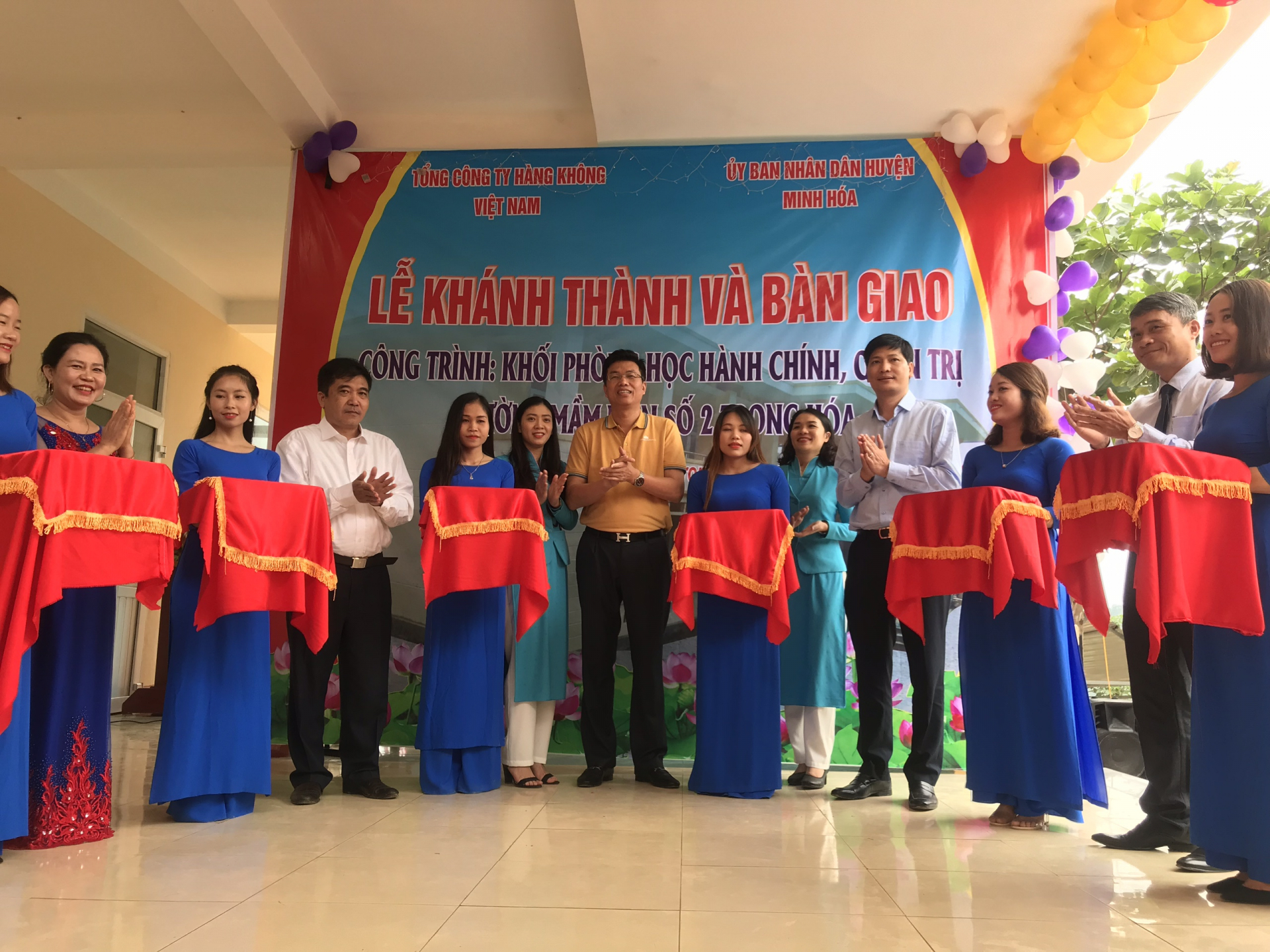 Lãnh đạo Vietnam Airlines và huyện Minh Hóa cắt băng khánh thành đưa công trình vào sử dụng.